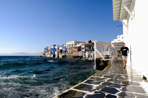 Πρόωρο λουκέτο βάζει ο τουρισμός: Σε κόκκινη λίστα τα ελληνικά νησιά, φεύγουν άρον - άρον τουρίστες