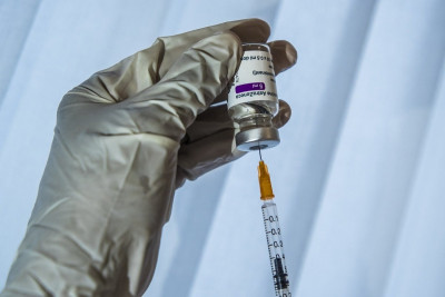 Εμβόλιο AstraZeneca: Ο ΕΜΑ ερευνά 62 περιπτώσεις θρομβώσεων σε όλο τον κόσμο