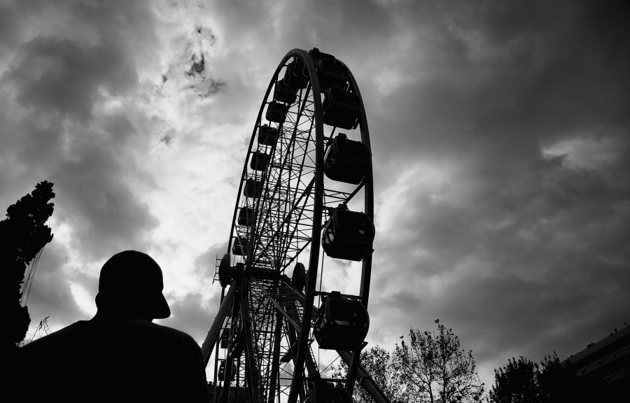 Τρόμος σε γνωστό λούνα παρκ της Αθήνας: Παιδιά έμειναν στον αέρα (βίντεο)