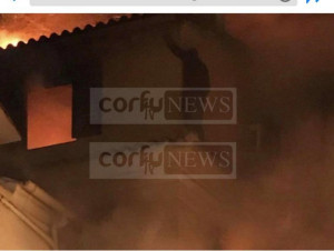 Κέρκυρα: Στις φλόγες σπίτι - &#039;Eγκλωβισμένος κρέμεται από τα κεραμίδια (vids)