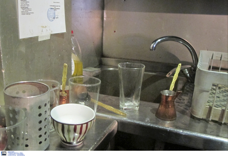 Έριξε αποφρακτικό υγρό στον νεροχύτη και εξερράγη ο σωλήνας, πώς να προστατευτείτε