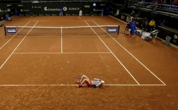 Τενίστρια κατέρρευσε στο κορτ, την ώρα που ετοιμαζόταν για σερβίς (Βίντεο)
