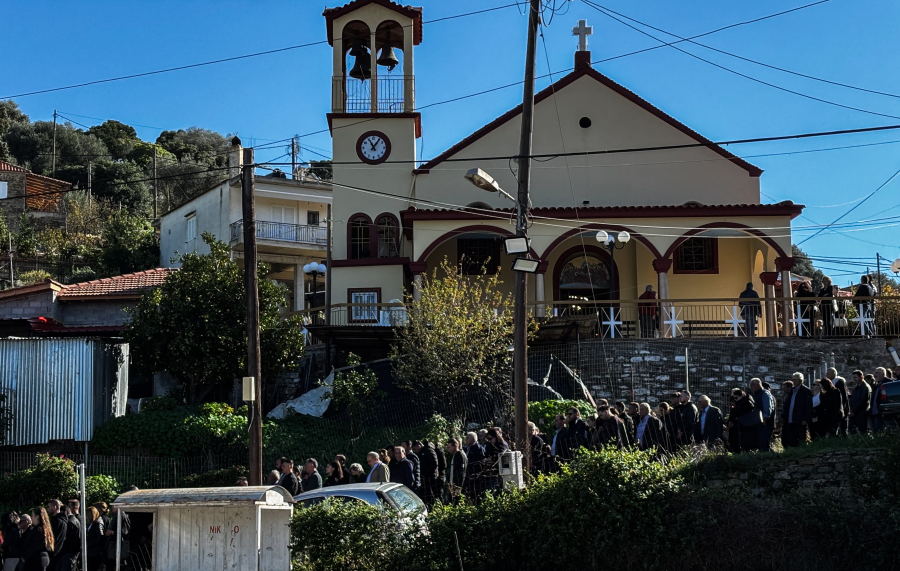 «Πού είσαι αγάπη μου»: Σπαραγμός στην κηδεία του 3χρονου Ανδρέα στην Αχαΐα