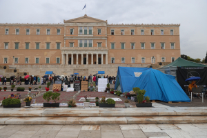 Poll Signals Fragmented Greek Political Landscape and Widespread Distrust in Institutions