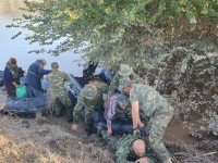 Στρατιωτικός ξαπλώνει στη λάσπη για να πατήσει πάνω του ηλικιωμένη: «Ένα τεράστιο... Εύγε»