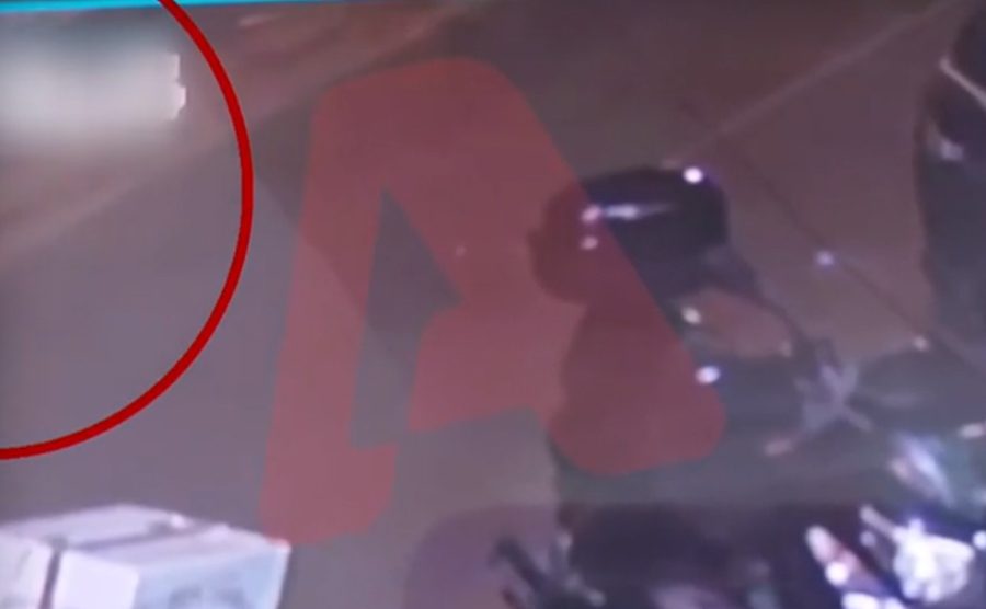 Νίκαια: Καρέ - καρέ η εγκατάλειψη του 83χρονου από τους μηχανόβιους