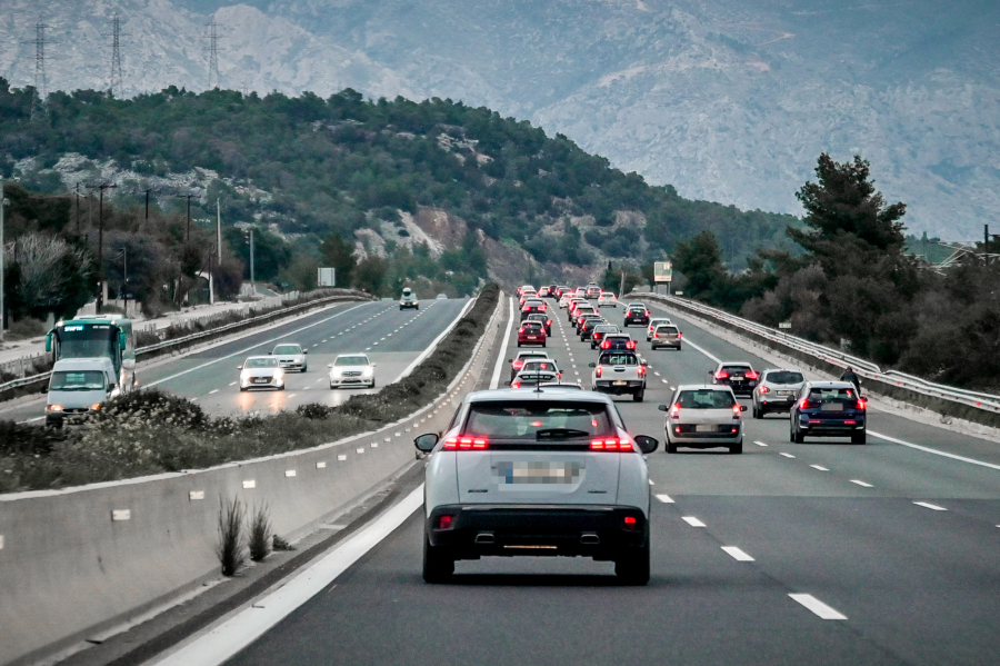 Ανάποδη πορεία οχήματος στην Εθνική Οδό Αθηνών-Θεσσαλονίκης - Το ακινητοποίησε η Τροχαία