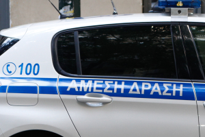 Θεσσαλονίκη: 26χρονος τράκαρε και χτύπησε αστυνομικό στην προσπάθειά του να αποφύγει τον έλεγχο