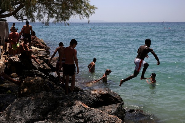 Ακατάλληλες για κολύμπι πολλές παραλίες της Αττικής