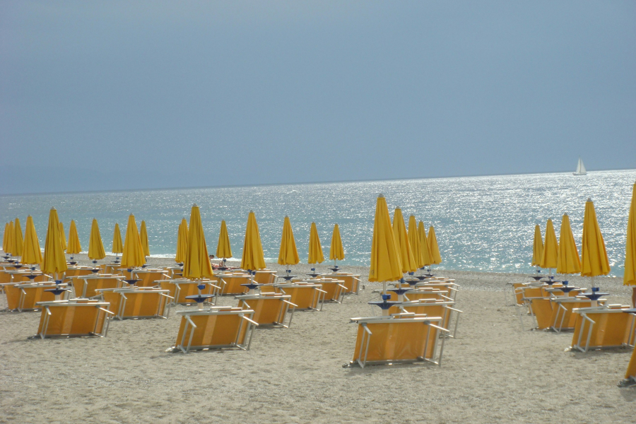 «Παραθυράκι» για παραχωρήσεις αιγιαλού σε αποκλεισμένες επιχειρήσεις που έχουν παρανομήσει