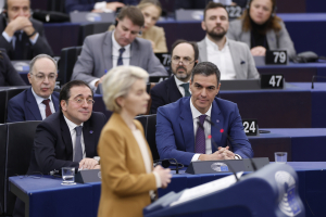 Politico: Οι ισπανικές εκλογές απειλούν να ανατρέψουν τις πολιτικές ισορροπίες στις Βρυξέλλες