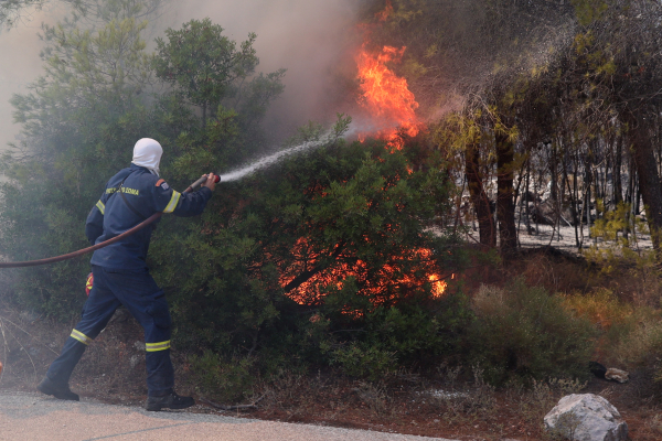 Υπό μερικό έλεγχο η φωτιά στην Κερατέα - Αποκαταστάθηκε η κυκλοφορία