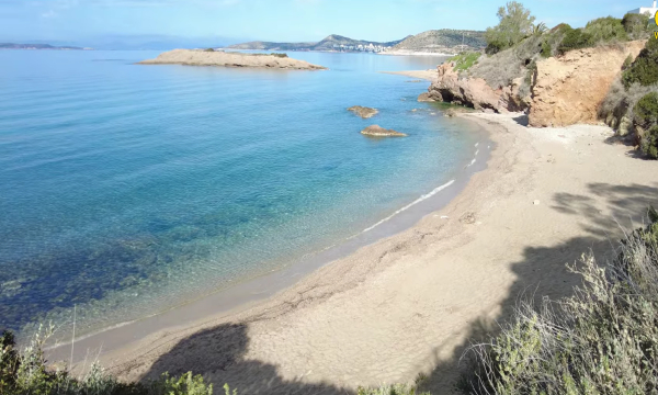 Οι 4 καλύτερες παραλίες για τις τελευταίες βουτιές του Αυγούστου στην Αττική