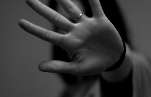 Ξυλοδαρμός 40χρονης στο Κορωπί: Δίνει μάχη για τη ζωή της - Με χτυπήματα και ο 4χρονος γιος τους