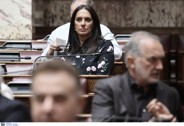 Λιποθύμησε στη Βουλή η Νόνη Δούνια
