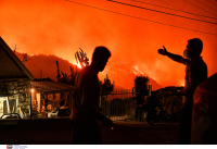 Χάος με τη φωτιά στο Ξυλόκαστρο: Κάηκαν σπίτια στο Ελληνικό και την Κορφιώτισσα - Μπαράζ «112» για εκκενώσεις