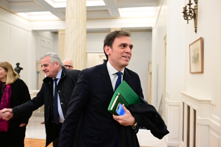 Αναστάτωση στη Βουλή με τον Μάντζο και συνεργάτιδα του ΠΑΣΟΚ