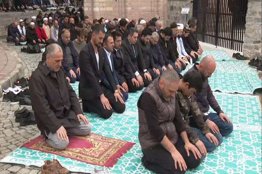 Μονή της Χώρας: Πλήθος μουσουλμάνων στην προσευχή της Παρασκευής, μετά τη μετατροπή της σε τζαμί