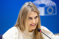«Πετάει» το βραχιολάκι η Εύα Καϊλή