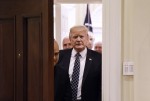 Οι αποκαλύψεις «γονατίζουν» την δημοτικότητα του Τραμπ