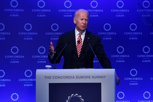 Τζο Μπάιντεν: «Επιβάλλεται παραγραφή του χρέους»