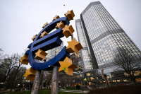 Η ΕΚΤ κρατά σταθερά τα επιτόκια και βλέπει πληθωρισμό στο 2% μεσοπρόθεσμα