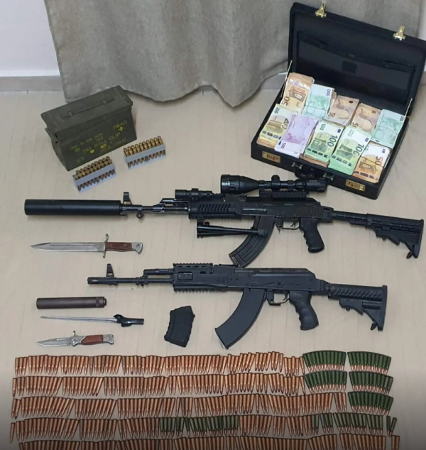 Σίφνος: Χειροπέδες σε 48χρονο με Καλάζνικοφ και 250.000 ευρώ – Το σπίτι του ήταν οπλοστάσιο (εικόνες)