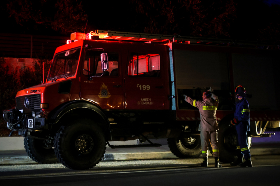 Φωτιά στο πευκοδάσος της Βουρβουρούς - Μάχη με τις διάσπαρτες εστίες