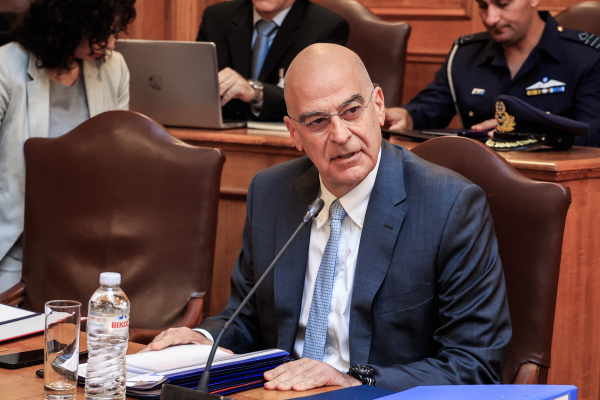 Δένδιας: Η Ελλάδα δεν δίνει κάτι απευθείας στην Ουκρανία - Επιβεβαιώνει για τα κοντέινερ με όπλα