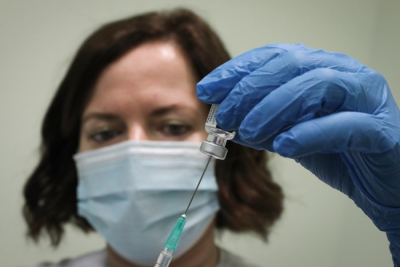 Μόσιαλος: Ο υποχρεωτικός εμβολιασμός δεν μπορεί να μείνει μόνο στους άνω των 60, για ποιους πρότεινε τέταρτη δόση