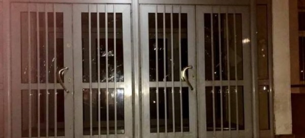 Άγνωστοι επιτέθηκαν με πέτρες και μεταλλικά αντικείμενα στο δικαστικό μέγαρο Ξάνθης