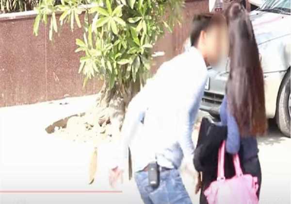 Ινδός ανέβασε βίντεο στο οποίο φιλάει τυχαίες γυναίκες και τώρα τον ψάχνει η αστυνομία