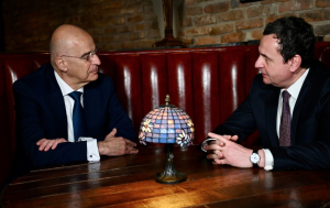 Στην Πρίστινα ο Νίκος Δένδιας - Συνάντηση με τον πρωθυπουργό του Κοσόβου