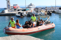 Φωτιά στη Σαλαμίνα: 502 άτομα απομακρύνθηκαν μέσω θαλάσσης - Συνεχίζεται η μάχη με τις φλόγες (Βίντεο)