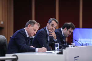 Τέμπη: Η φυγή προς τα μπρος προσκρούει στον Καραμανλή