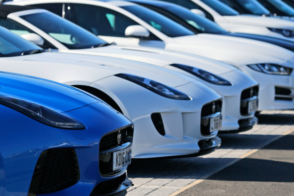 Περικοπές 4.000 θέσεων εργασίας στην Jaguar Land Rover