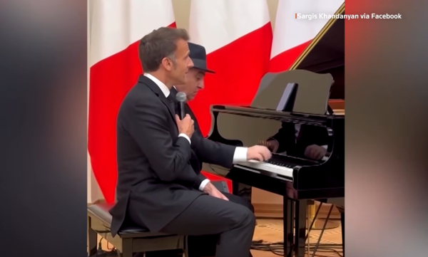 La Bohème: Ο Μακρόν, καθισμένος στο πιάνο, τραγουδά την επιτυχία του Αζναβούρ (Βίντεο)