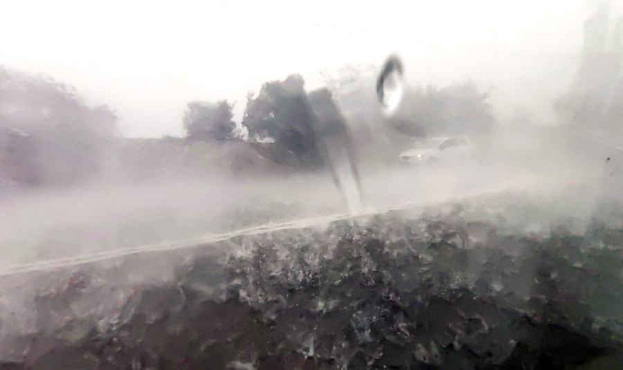 Πλημμύρες από τις ισχυρές βροχοπτώσεις δοκιμάζουν τα όρια των πολιτών στη νότια Εύβοια