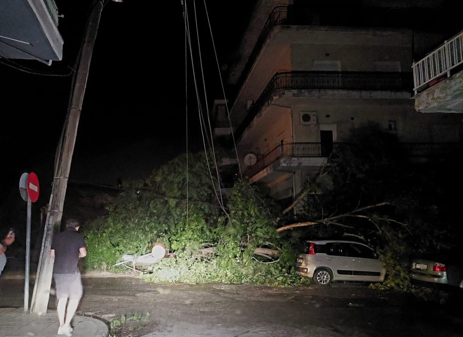 Εικόνες καταστροφής στην Βέροια: Σφοδρό μπουρίνι σάρωσε τα πάντα