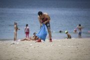 Ο απίθανος τρόπος να βγάζει τα προς το ζην μαζεύοντας καθημερινά αποτσίγαρα από τις παραλίες (βίντεο)