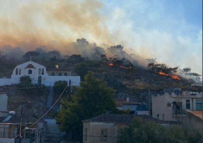 Δίπλα στα σπίτια οι φλόγες στη Σαλαμίνα: Και δεύτερο μήνυμα 112 στους κατοίκους, εκκενώνεται κέντρο Υγείας (βίντεο)