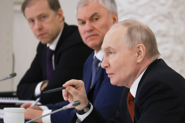 Η ρωσική οικονομία αντέχει τις κυρώσεις, αλλά δείχνει σημάδια κόπωσης μετά από τέσσερα χρόνια πολέμου