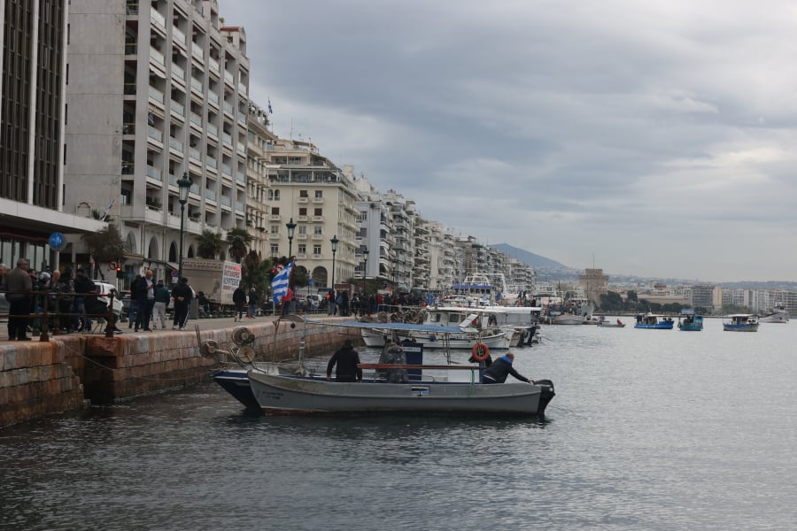 «Καμπανάκι» για την πλωτή δεξαμενή LNG στο Θερμαϊκό, μόλις 3 χιλιόμετρα από την παραλία Θεσσαλονίκης