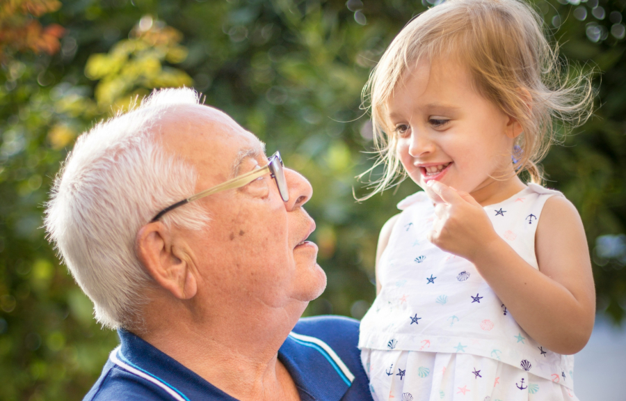 5 φράσεις που γονείς και παππούδες πρέπει να σταματήσουν να λένε στα παιδιά