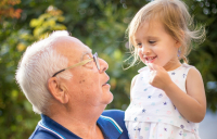 5 φράσεις που γονείς και παππούδες πρέπει να σταματήσουν να λένε στα παιδιά
