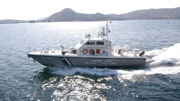 Φωτιά σε τουριστικό σκάφος ανοιχτά της Λευκάδας – Σώοι οι τρεις επιβαίνοντες
