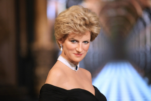 Η πριγκίπισσα Νταϊάνα «επέστρεψε» στο Παρίσι με το αμίμητο revenge dress της (Εικόνα και Βίντεο)