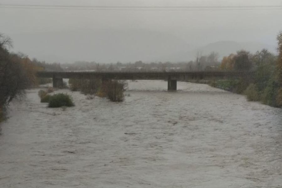 Η κακοκαιρία σαρώνει την Ήπειρο: Πλημμύρισαν δρόμοι και ποτάμια (Εικόνες και Βίντεο)