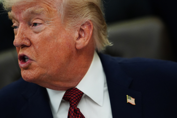 Τραμπ: Εντολή «πυροβολήστε και σκοτώστε» για κάθε σκάφος που βάζει νάρκες στα Στενά του Ορμούζ