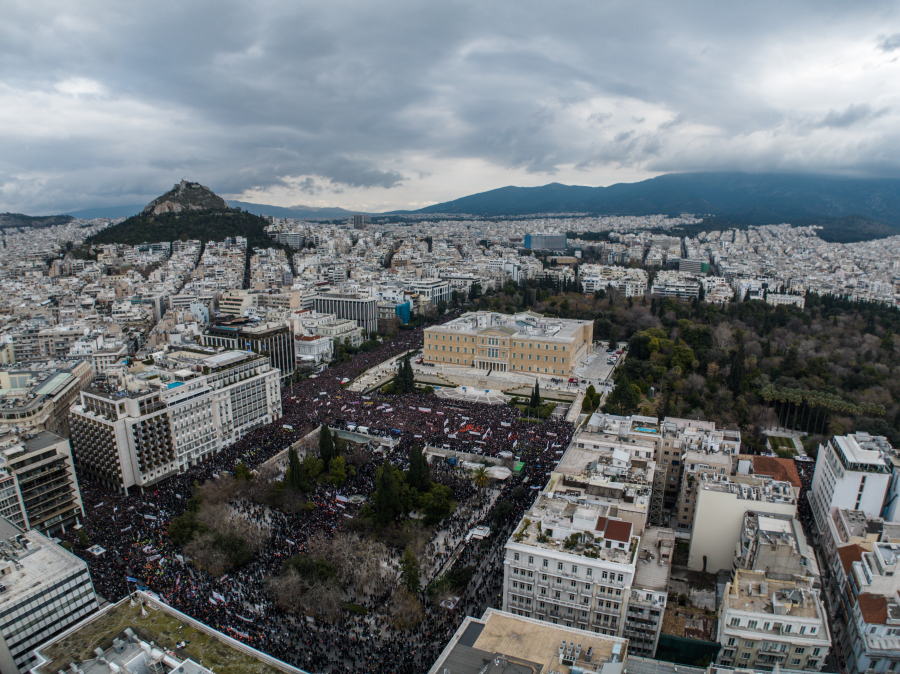 Μπροστά σε ένα νέο 2011; - Η χώρα αλλάζει σελίδα